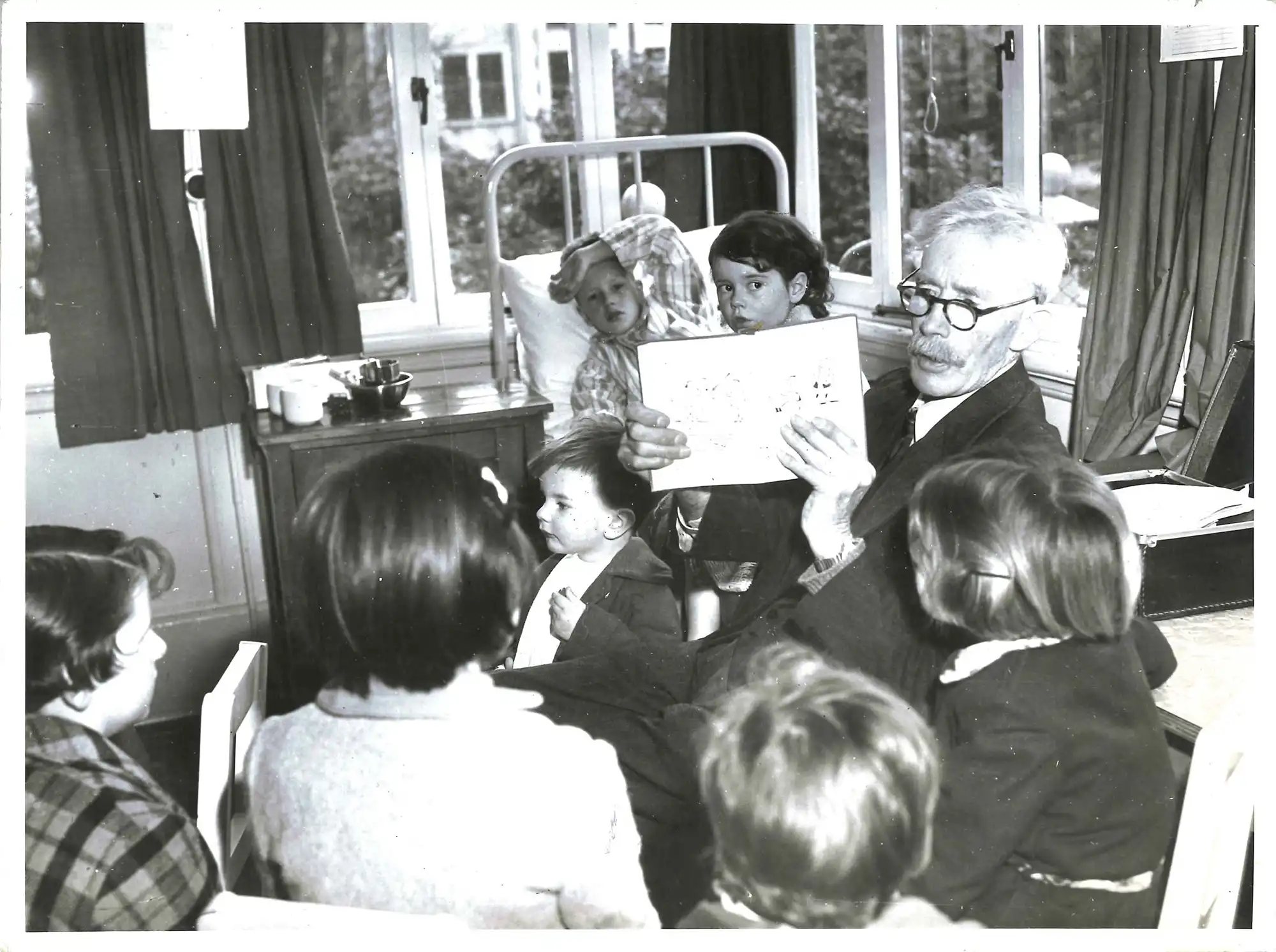 Photograph of A.H. Reed volunteering at Children’s Ward of Dunedin Public Hospital, ca. 1953. Evening Star photo.