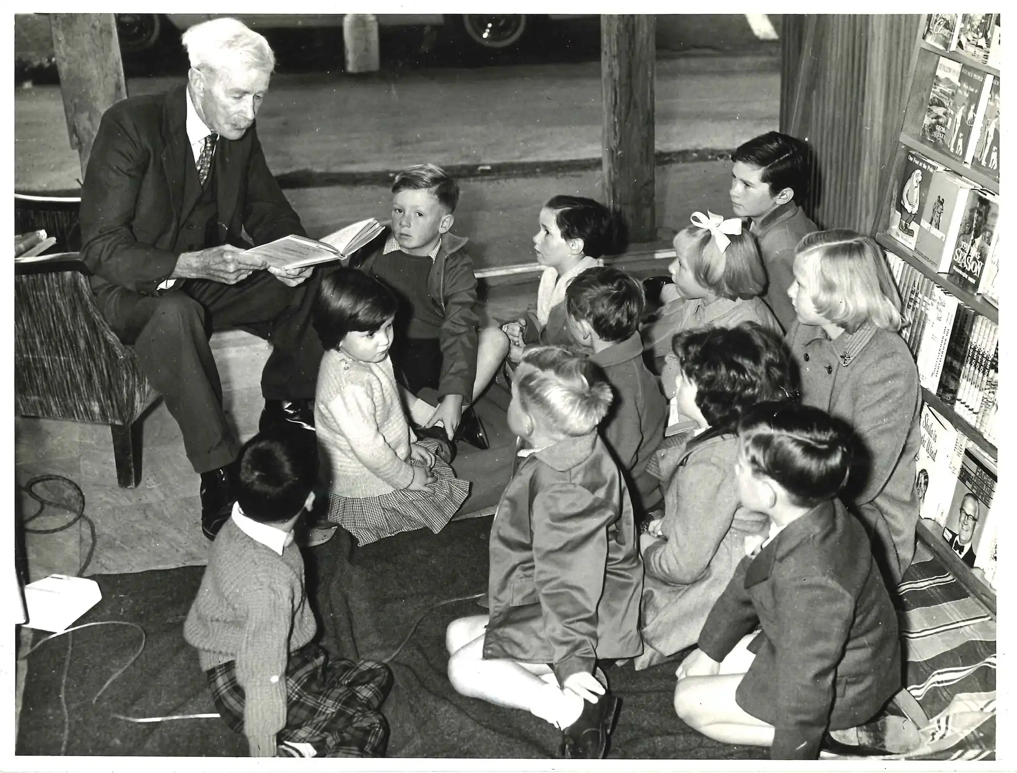 Photograph of A.H. Reed reading stories to children at Presbyterian Bookroom, Dunedin (Evening Star, 20 May 1963).
